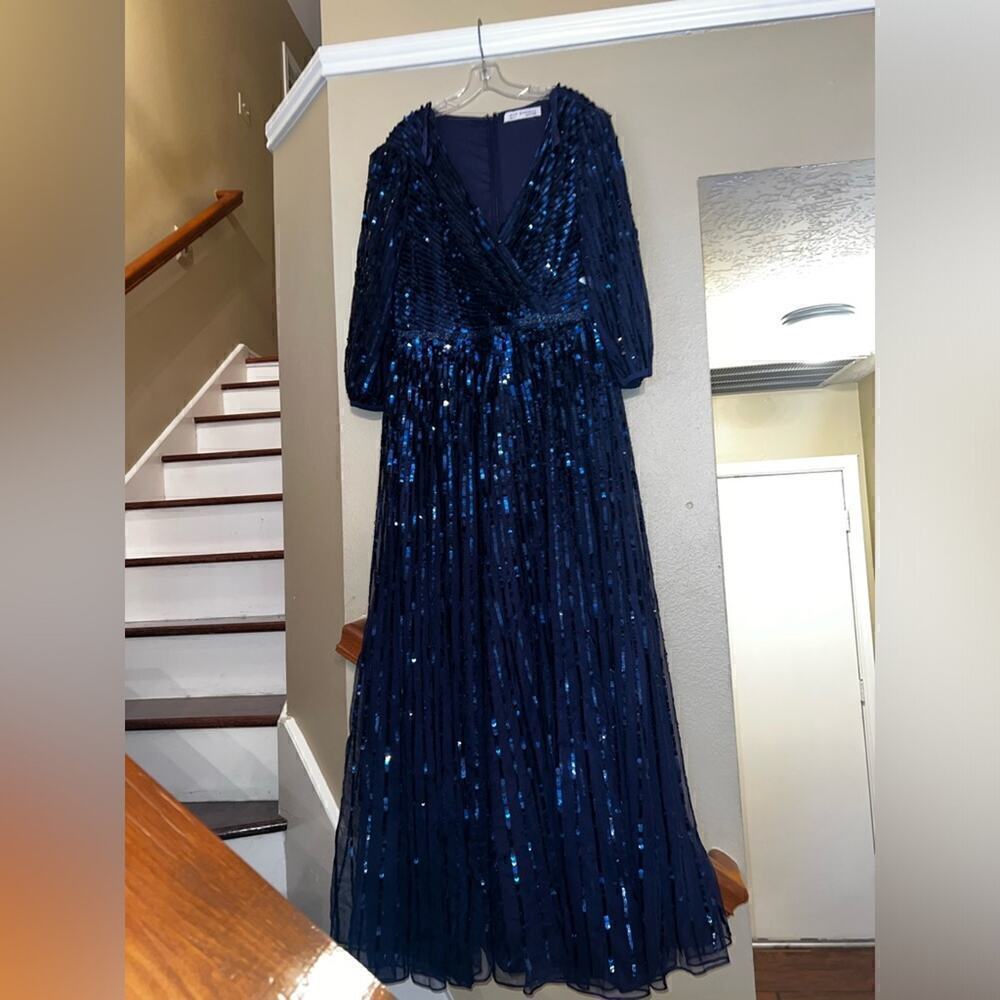 ▶️ Mac Duggal ◀️ Sequined 3/4 Sleeve V-Neck Plus Size Formal Gown - Picture 5 of 17